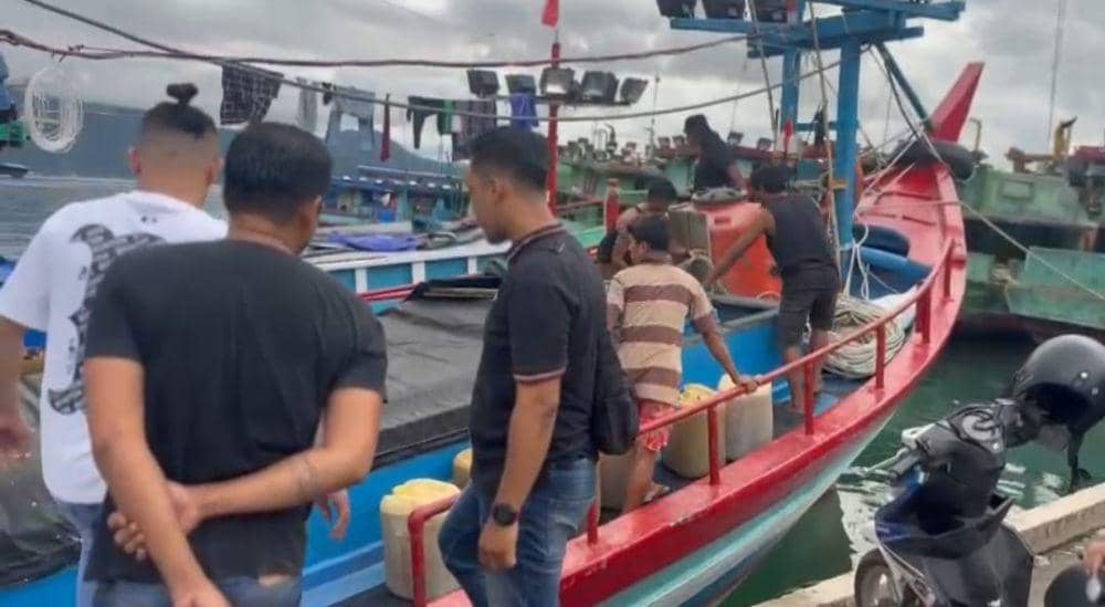 Tim Polresta Padang melakukan penggerebekan di salah satu kapal (Foto: Dok Polresta Padang)