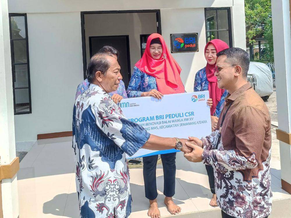 BRI Branch Office Semarang Pattimura memberikan bantuan berupa renovasi balai pertemuan di RW XV, Tambak Mulyo, Kelurahan Tanjung Mas, Kecamatan Semarang Utara. (dok. BRI)
