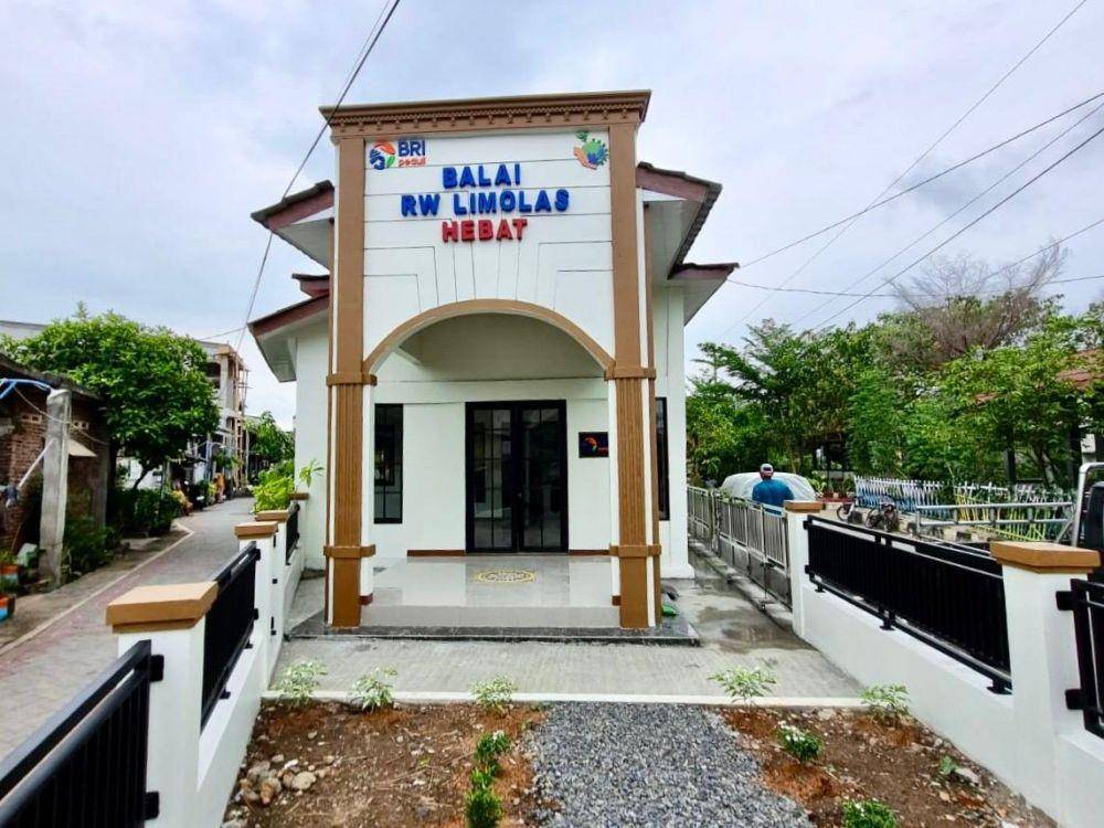 BRI Branch Office Semarang Pattimura memberikan bantuan berupa renovasi balai pertemuan di RW XV, Tambak Mulyo, Kelurahan Tanjung Mas, Kecamatan Semarang Utara. (dok. BRI)