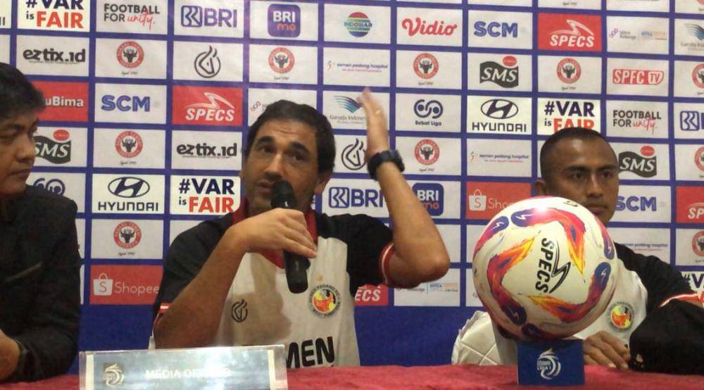Pelatih Semen Padang FC, Eduardo Almeida (tengah) menjelaskan tentang pemain yang cidera (Foto: IDN Times/Halbert Caniago)