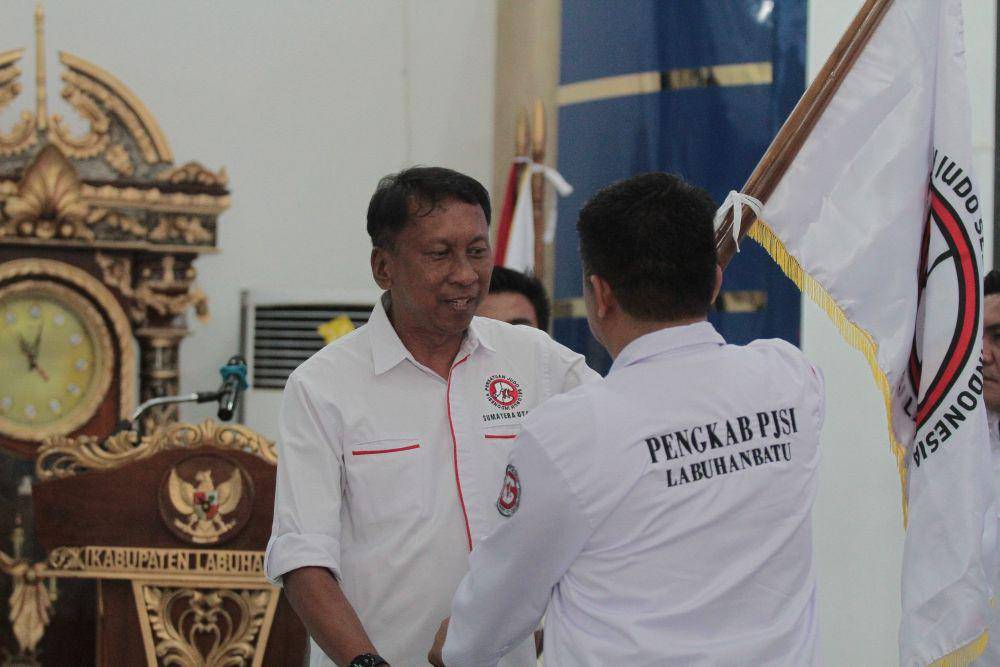 Ketum Pengurus Pengprov PJSI Sumut M Arief Fadhillah menyerahkan pataka ke Pengcab PJSI Labuhanbatu, Rabu (20/11/2024) (dok.PJSI Sumut)