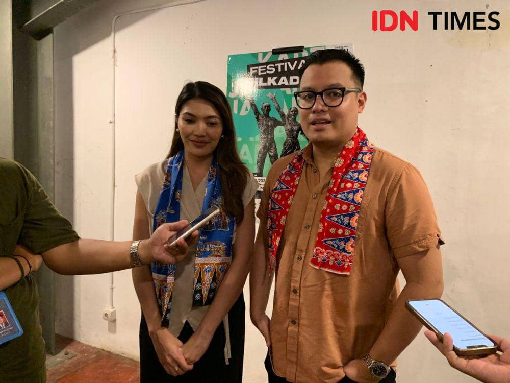 Timses Paslon 03 Pramono-Rano, Putri Jasmine (kiri) & Pangeran Siahaan (kanan) di Festival Pilkada Jakarta, Minggu (17/11). IDN Times/Veronica Theresia Taruh Barguna