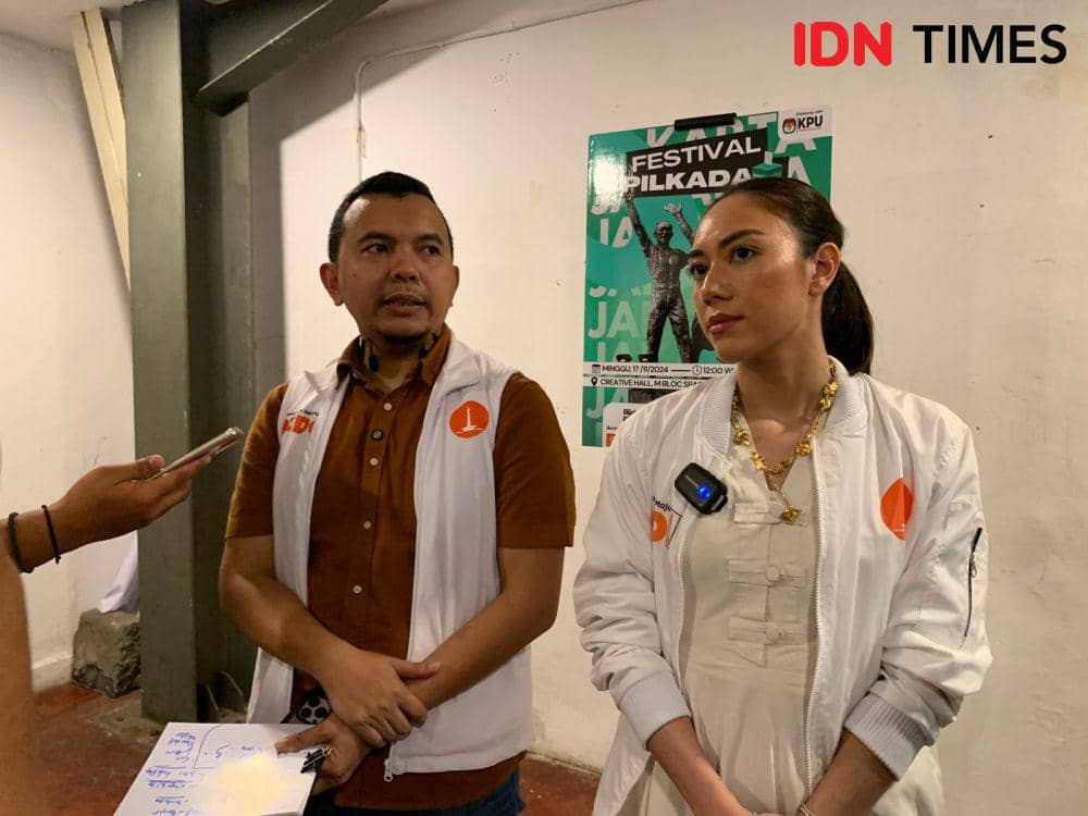 Timses Paslon 01 Ridwan-Suswono, Juwanda (kiri) & Alia (kanan) di Festival Pilkada Jakarta, Minggu (17/11). IDN Times/Veronica Theresia Taruh Barguna