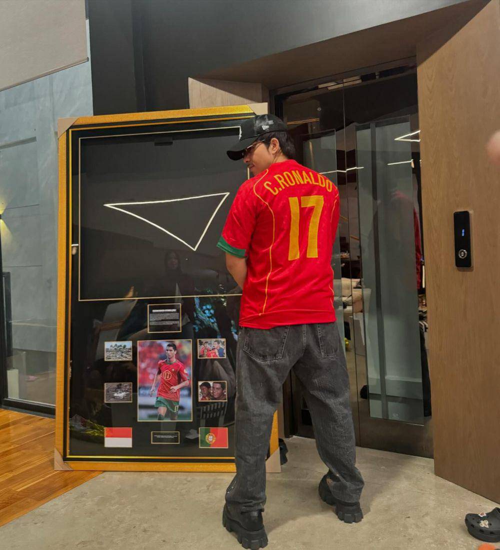 potret Atta Halilintar beli jersey bersejarah Cristiano Ronaldo (instagram.com/attahalilintar)