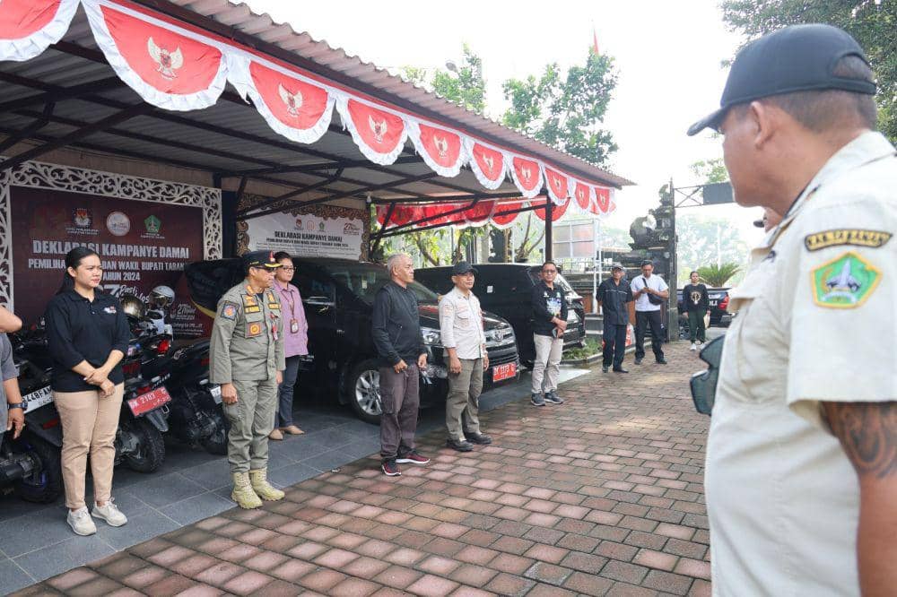 KPU Tabanan menurunkan APK "liar" pada Kamis (21/11/2024) (Dok.IDNTimes/Istimewa)