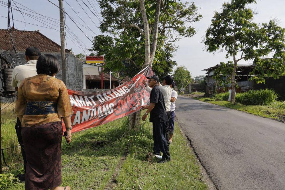 KPU Tabanan menurunkan APK "liar" pada Kamis (21/11/2024) (Dok.IDNTimes/Istimewa)