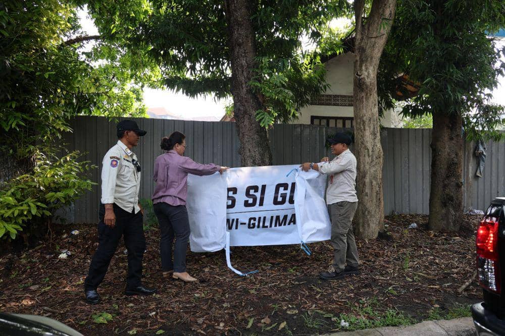 KPU Tabanan Turunkan Puluhan Alat Peraga Kampanye Liar
