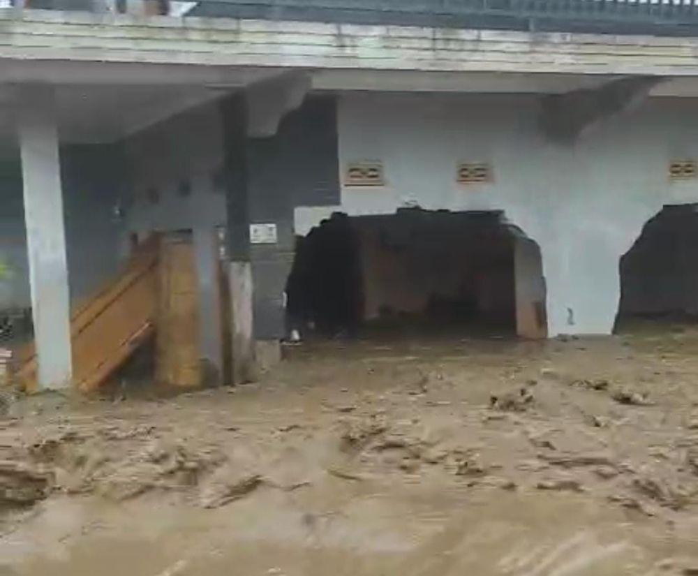 Kabupaten Bandung Dilanda Banjir, Tanggul Sungai Cisunggalah Jebol