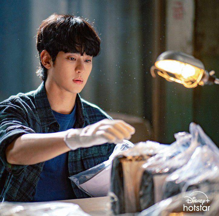 cuplikan drama Korea Knock Off (instagram.com/disneyplushotstarid)