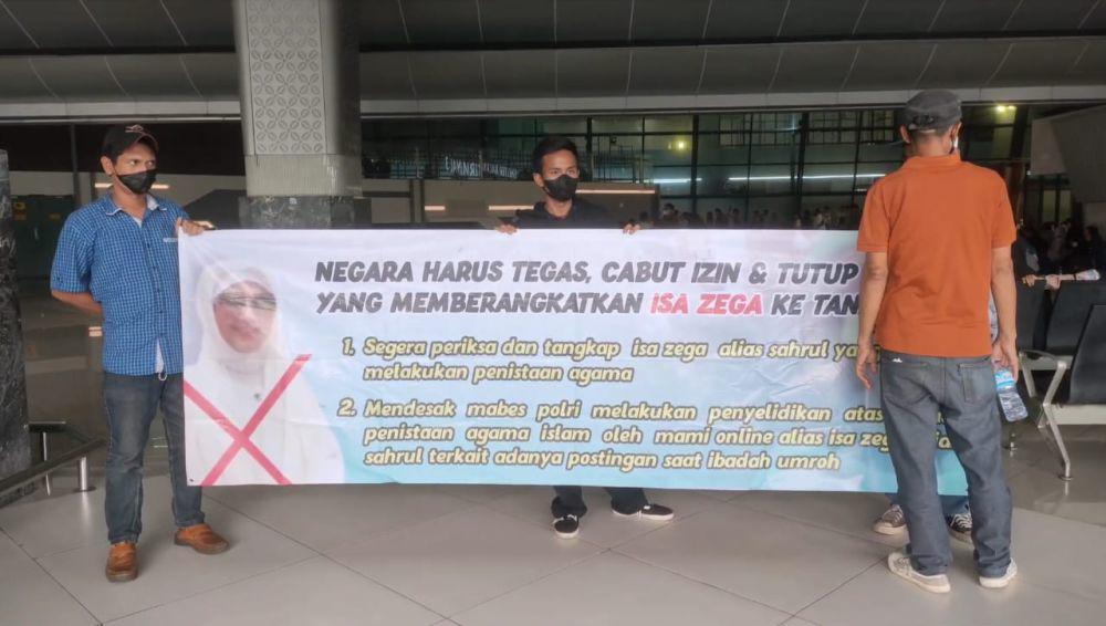Tolak Kepulangan Isa Zega, Aktivis Pemuda Gelar Aksi di Bandara Soetta