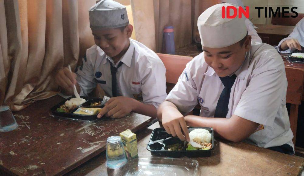 Siswa SMP N 10 Palembang terima simulasi makan bergizi gratis (IDN Times/Feny Maulia Agustin)