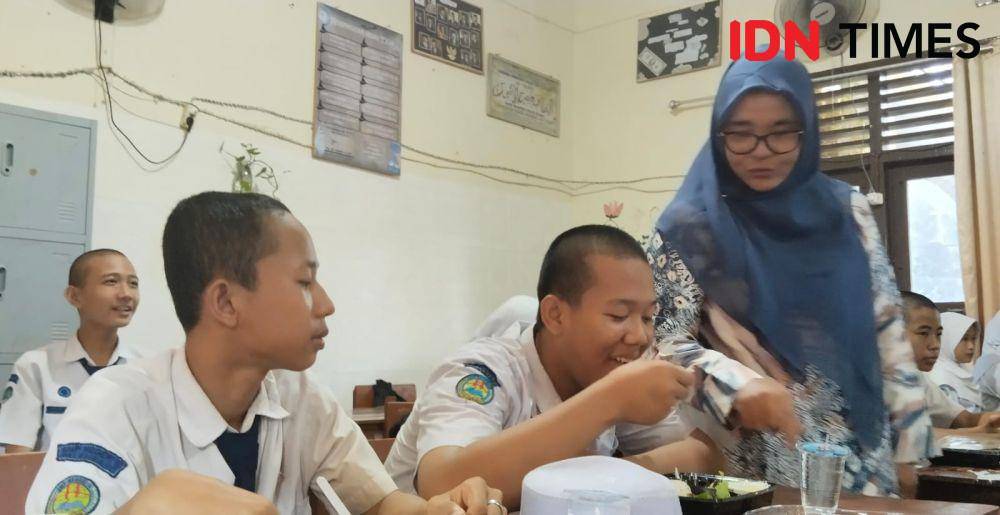 Siswa SMP N 10 Palembang terima simulasi makan bergizi gratis (IDN Times/Feny Maulia Agustin)
