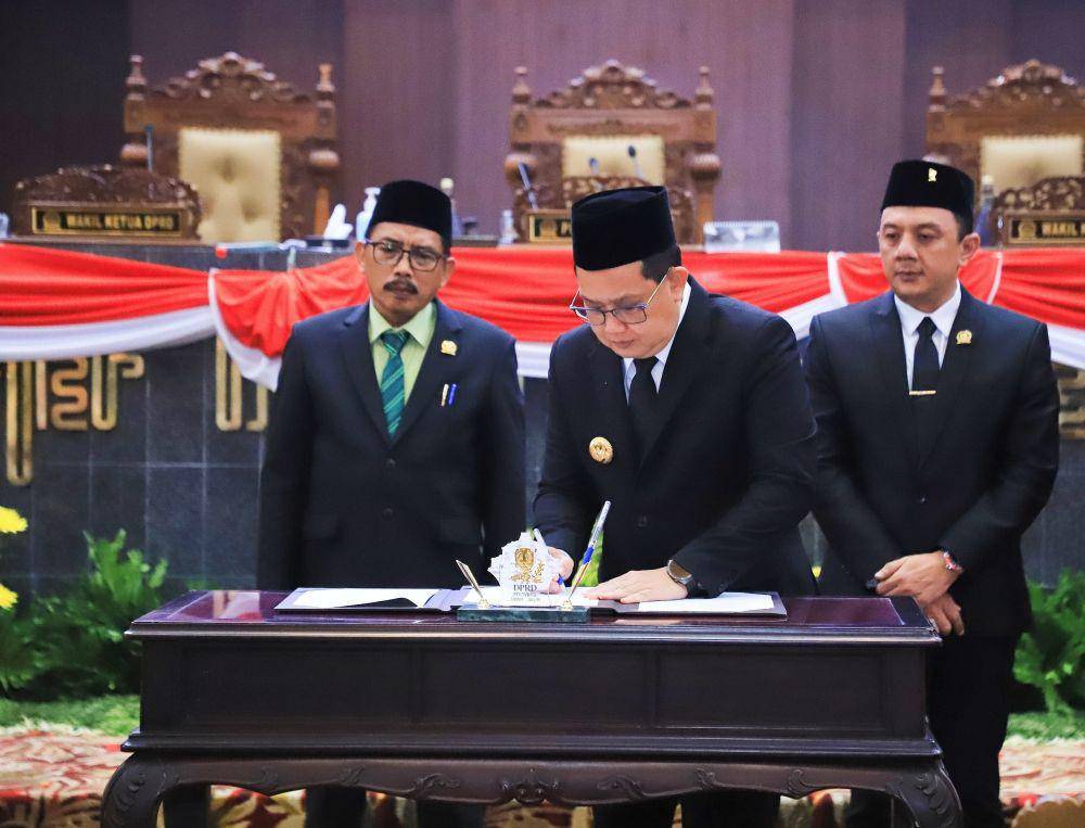 Pj Gubernur Jatim Adhy Karyono saat menyetujui Raperda menjadi Perda APBD Jatim 2025. Dok. Pemprov Jatim.