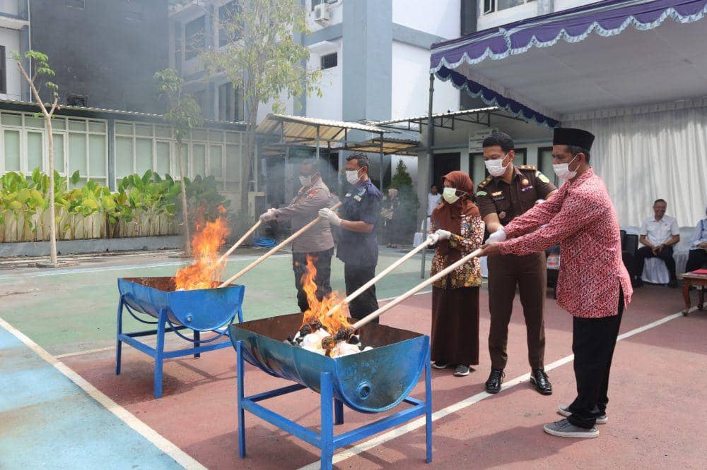 Kejari Surabaya Musnahkan Uang Palsu Senilai Rp14 Juta