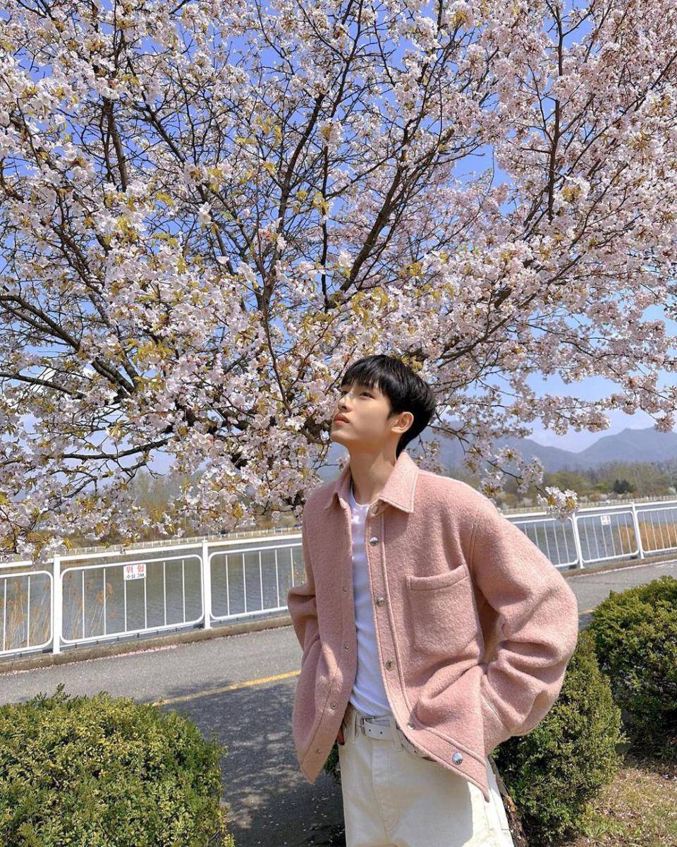 layering style ala Winwin WayV (instagram.com/wwiinn_7)