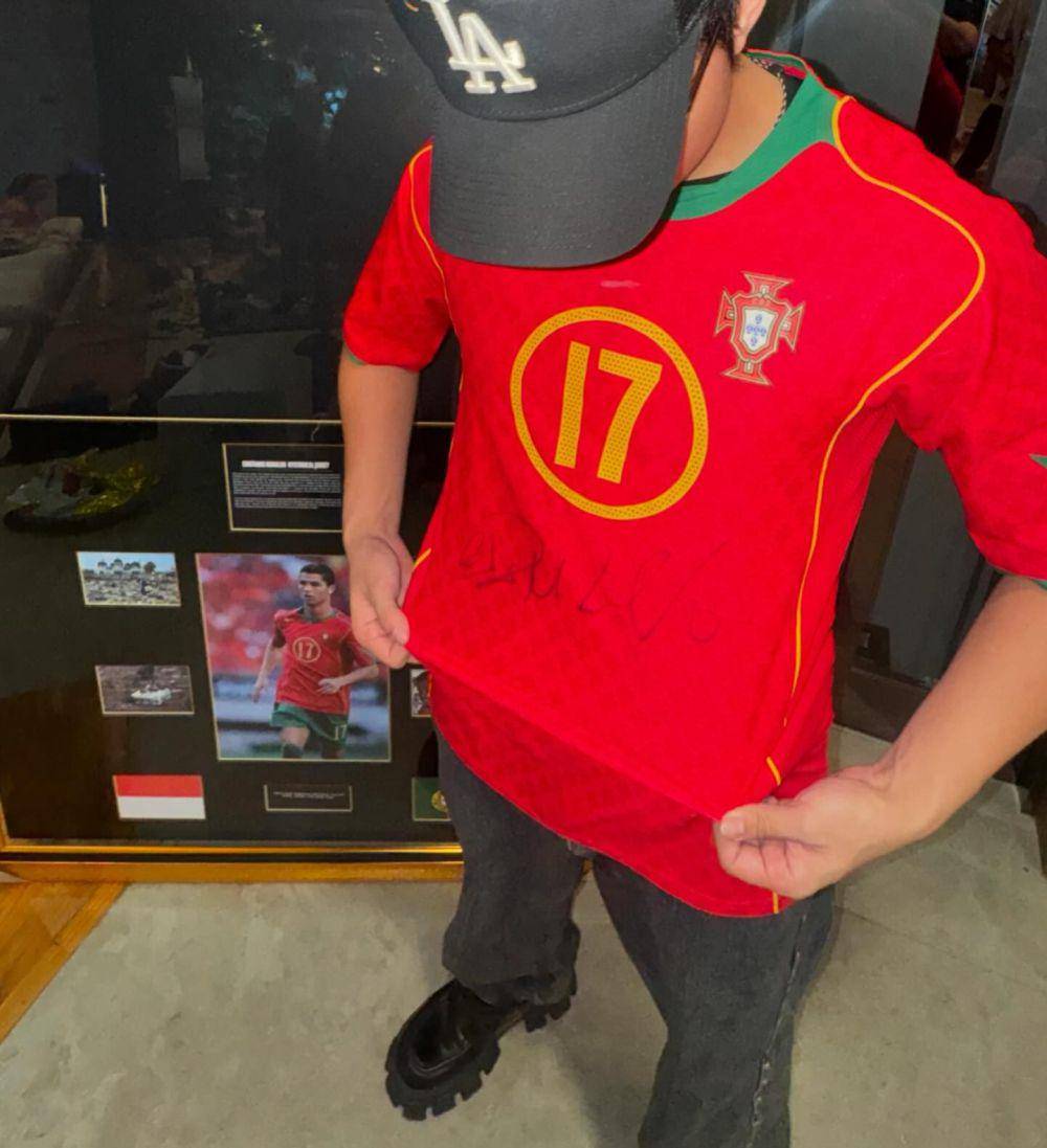 potret Atta Halilintar beli jersey bersejarah Cristiano Ronaldo (instagram.com/attahalilintar)