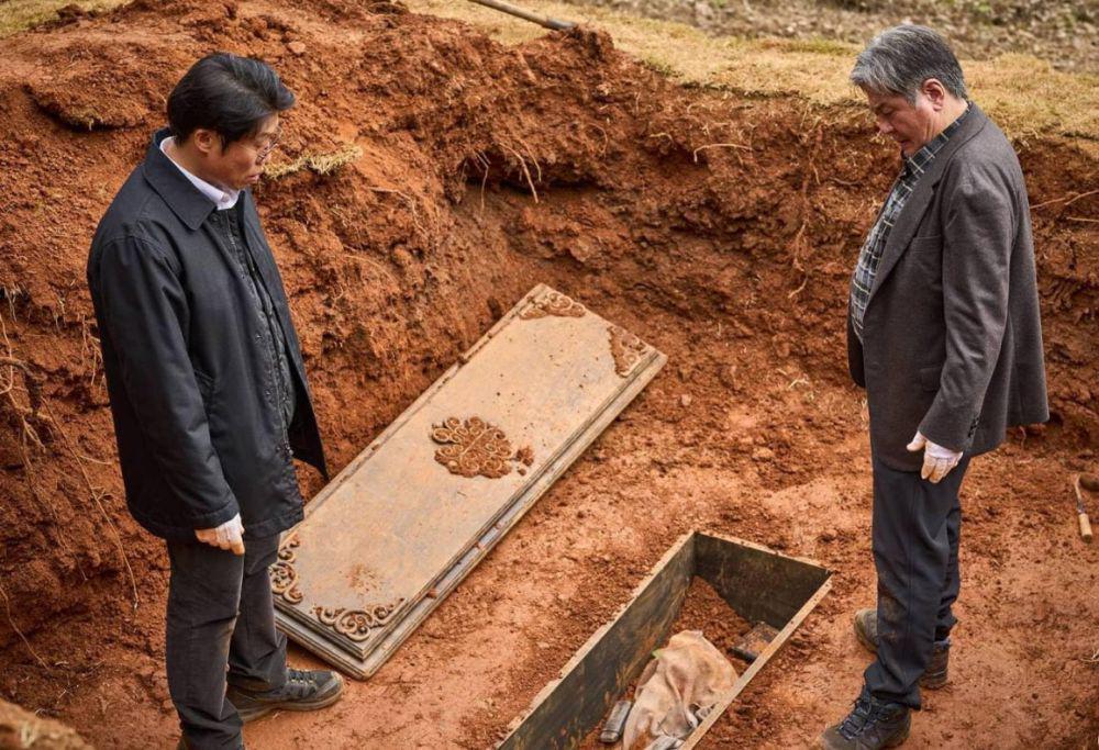 5 Film yang Bertemakan Graves Calling dengan Teror Tak Biasa, Kutukan!
