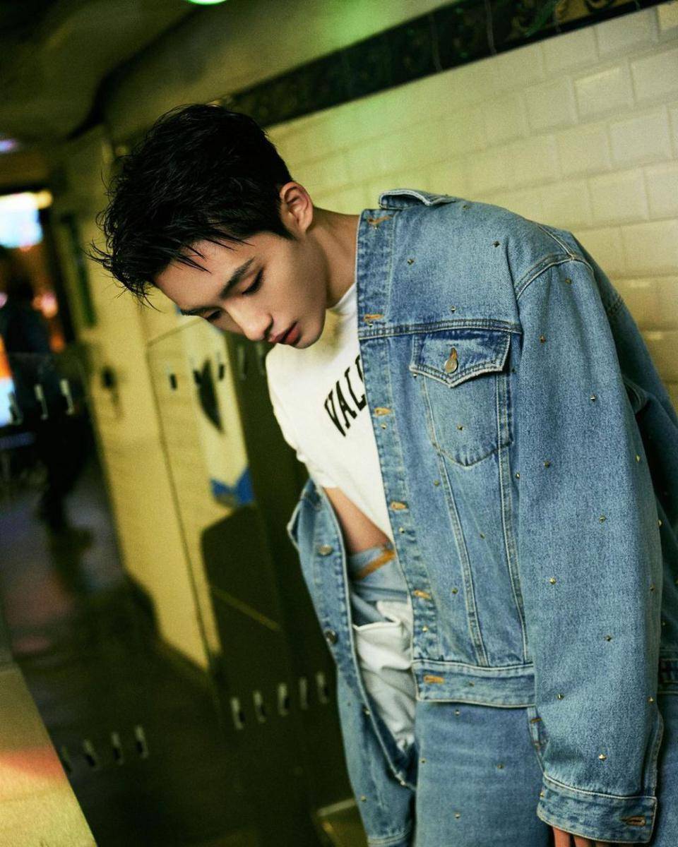 layering style ala Winwin WayV (instagram.com/wwiinn_7)