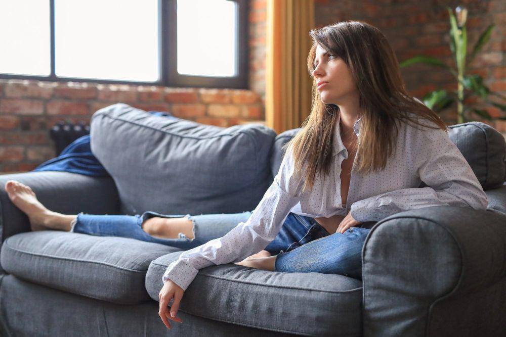 Ilustrasi wanita duduk di sofa (freepik.com/Racool_studio)