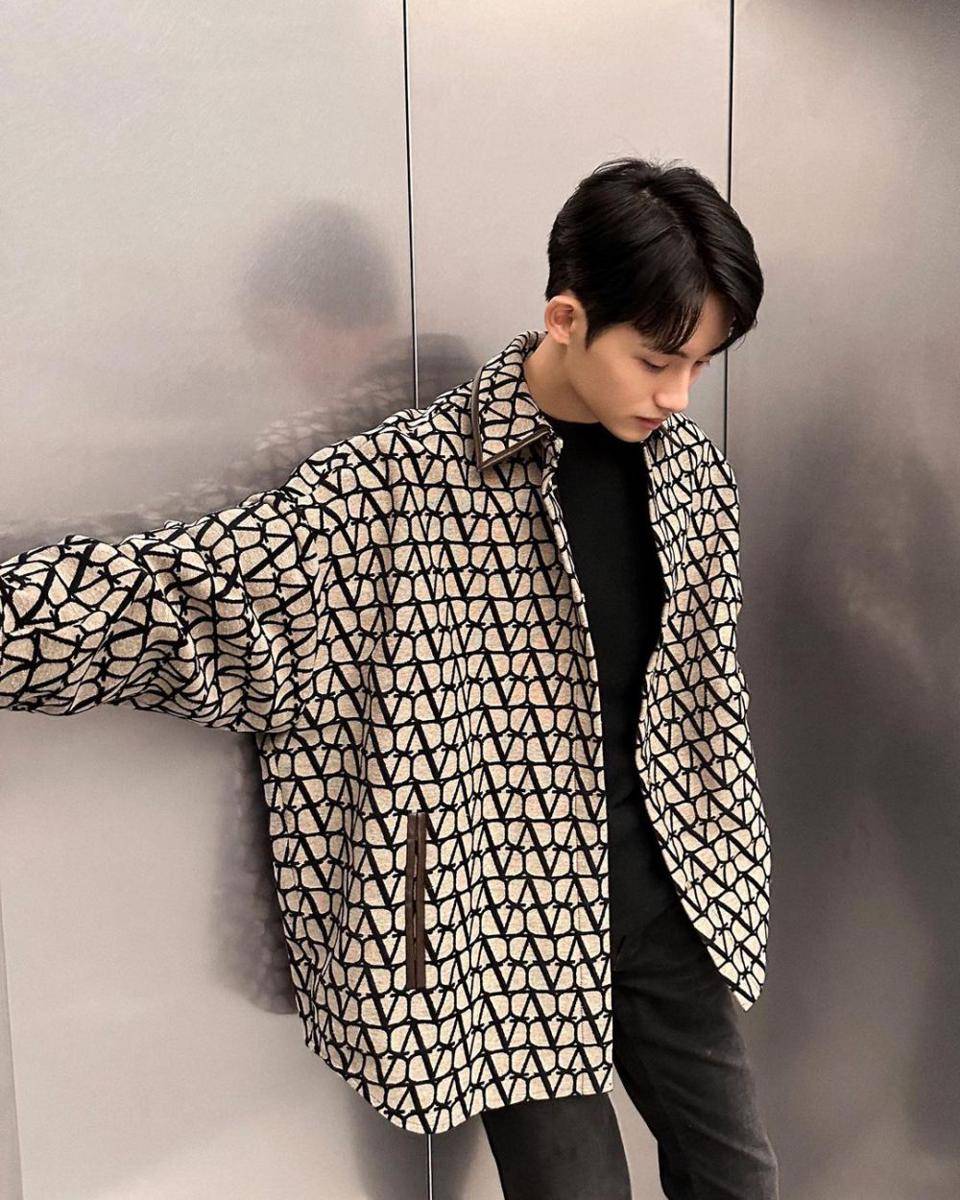 layering style ala Winwin WayV (instagram.com/wwiinn_7)