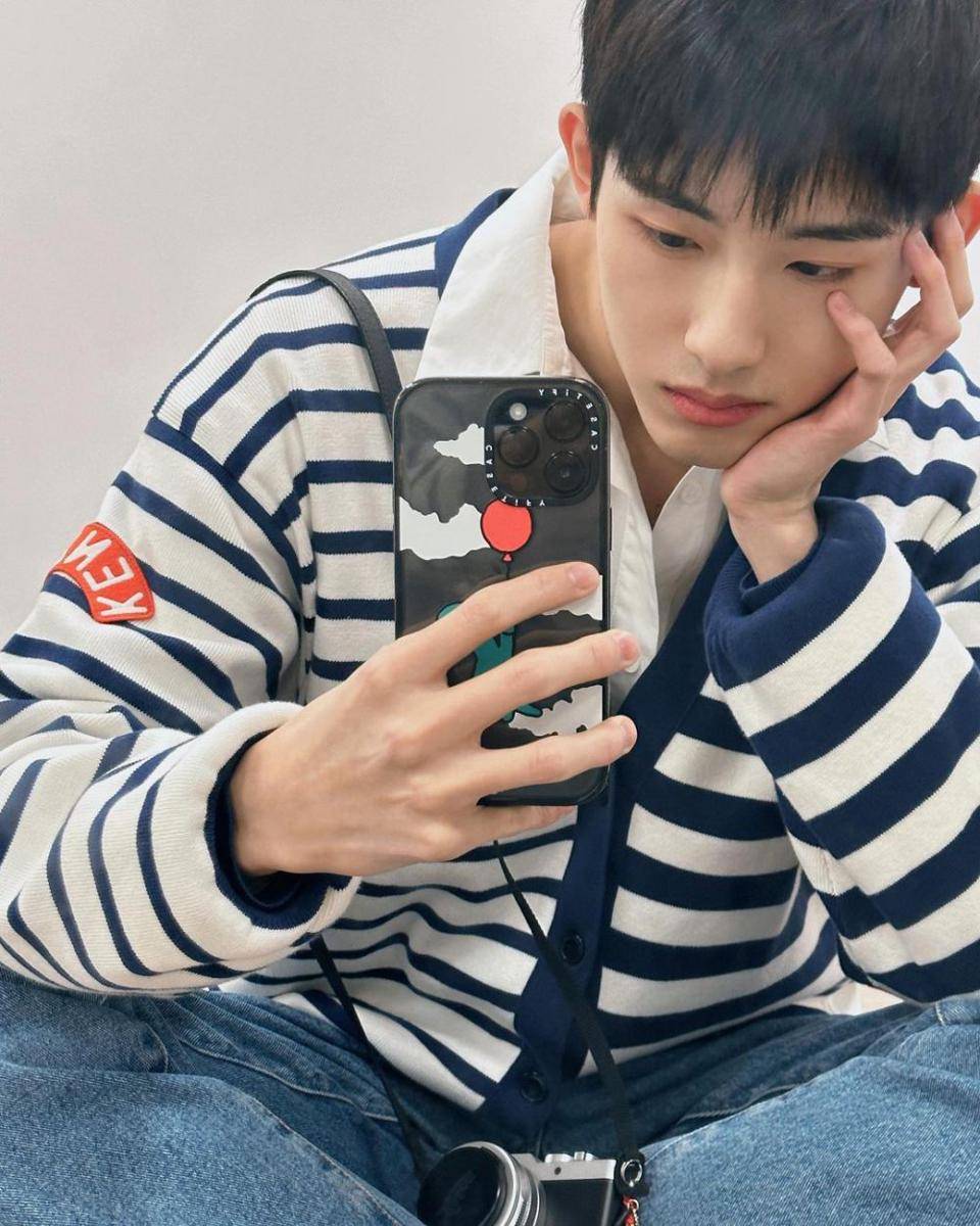 layering style ala Winwin WayV (instagram.com/wwiinn_7)