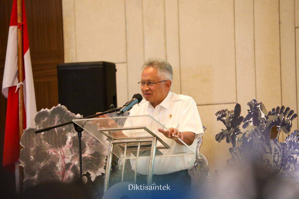 Menteri Pendidikan Tinggi, Sains, dan Teknologi (Mendiktisaintek), Satryo Soemantri Brodjonegoro memberikan pengarahan pada penerima beasiswa LPDP. (dok. Humas Mendiktisaintek)