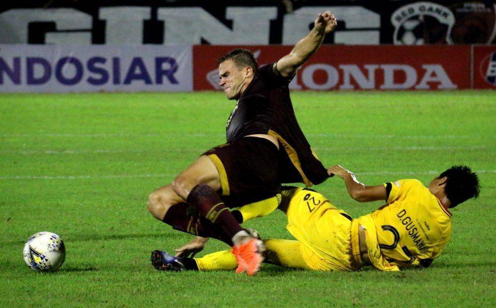 Salah satu momen pertandingan pekan pertama BRI Liga 1 2019 antara PSM Makassar versus Semen Padang yang berlangsung di Stadion Haji Agus Salim Padang pada 20 Mei 2024. (ANTARA FOTO/Abriawan Abhe)
