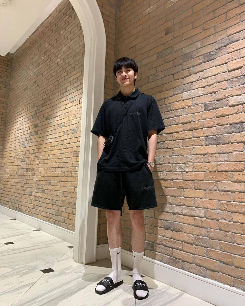 outfit nuansa hitam ala Boom Tharatorn (instagram.com/basevboom)