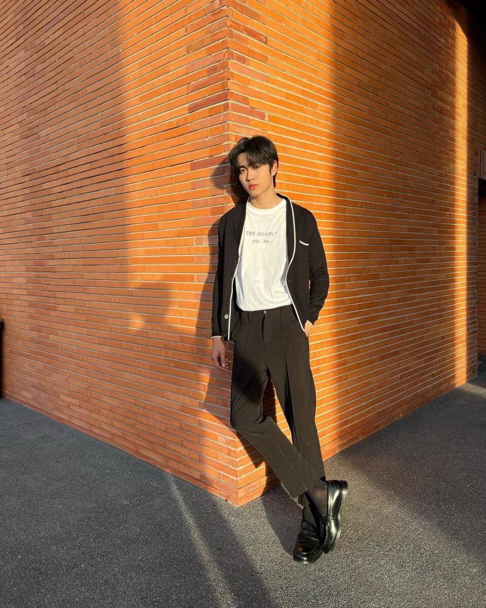 outfit nuansa hitam ala Boom Tharatorn (instagram.com/basevboom)