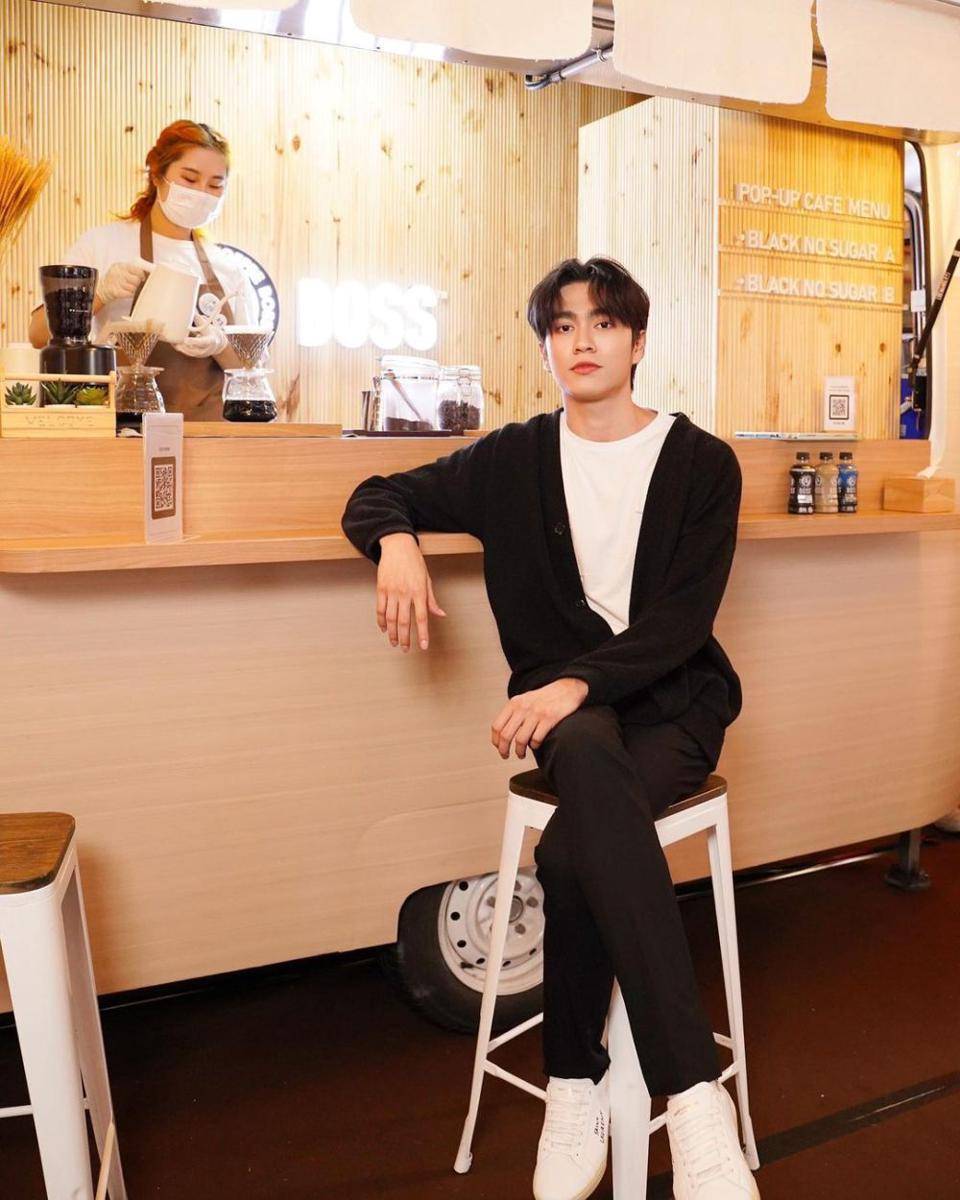 outfit nuansa hitam ala Boom Tharatorn (instagram.com/basevboom)