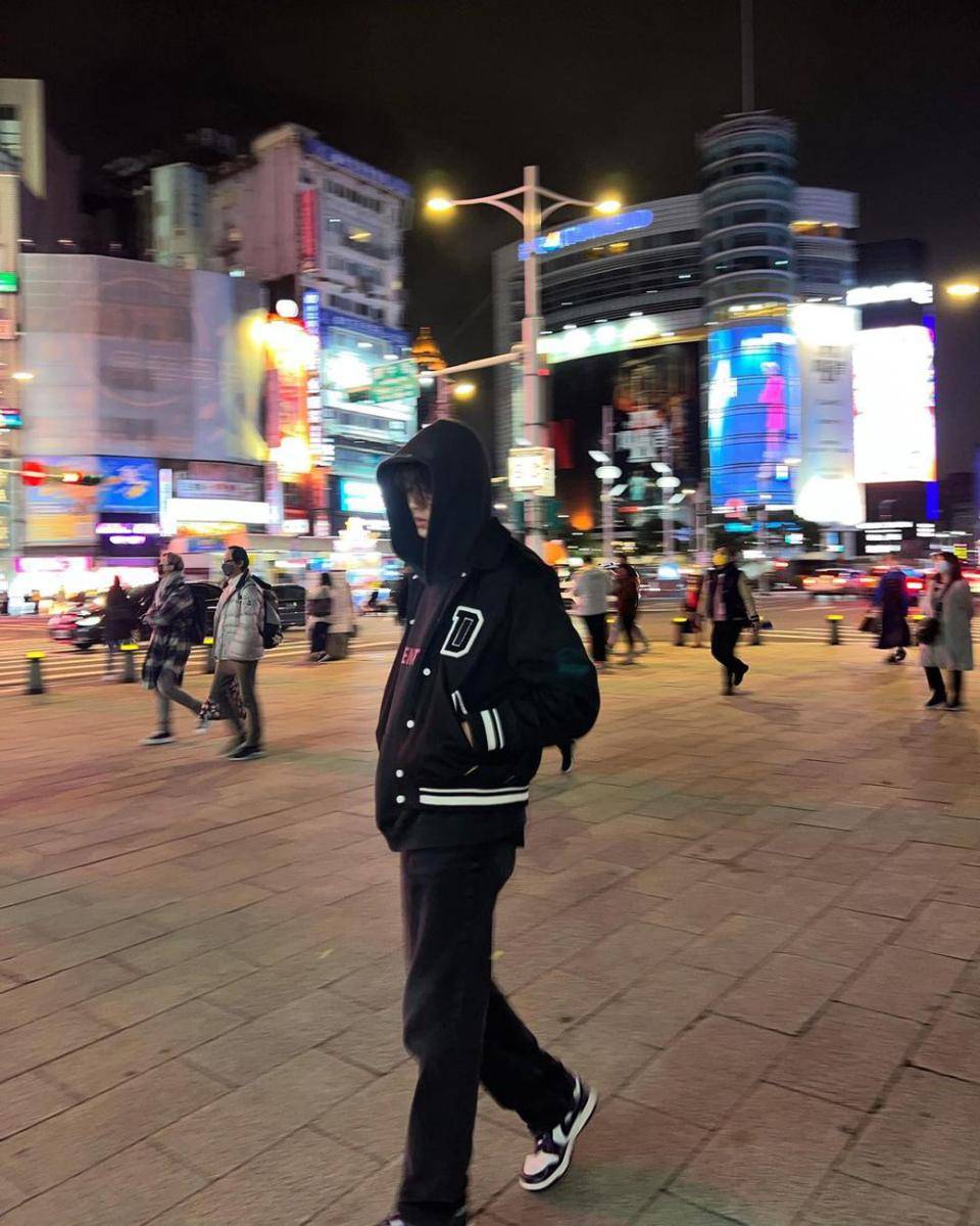 outfit nuansa hitam ala Boom Tharatorn (instagram.com/basevboom)
