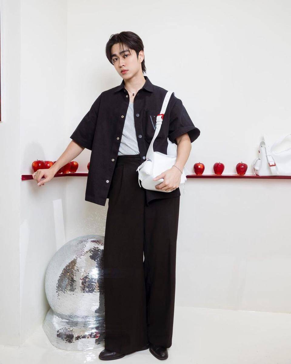 outfit nuansa hitam ala Boom Tharatorn (instagram.com/basevboom)