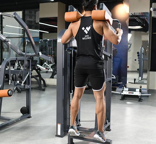 ilustrasi laki-laki sedang latihan dengan standing calf raise machine (dok/intowellness.in)