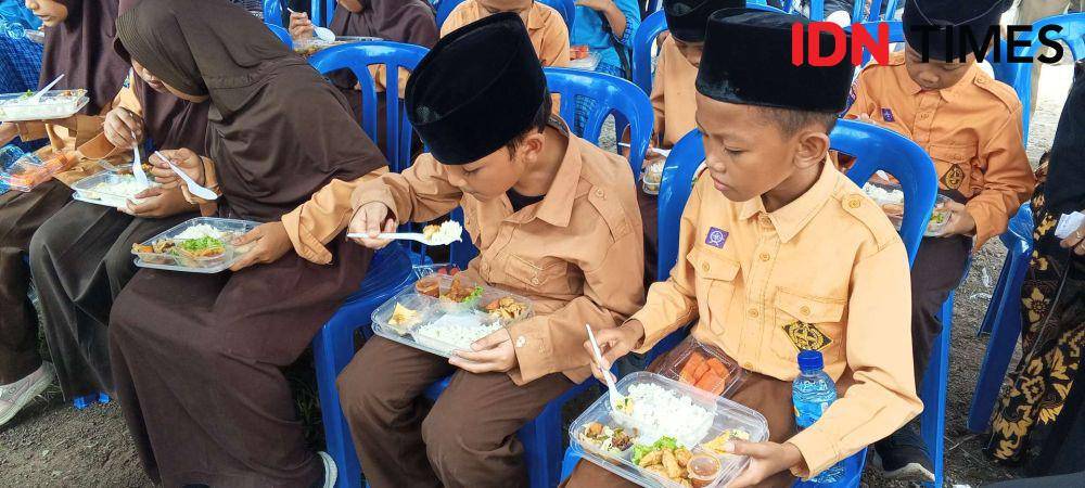 Uji coba makan bergizi gratis menu ikan di Kecamatan Lingsar, Lombok Barat, Kamis (21/11/2024). (IDN Times/Muhammad Nasir)