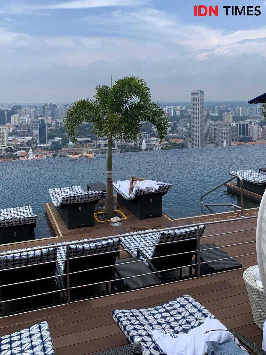 Infinity pool di Marina Bay Sands (IDN Times/Fasrinisyah Suryaningtyas)
