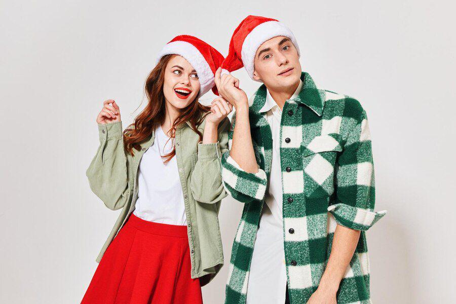 7 Ide Outfit Couple Bertema Natal, Tampil Kompak dan Elegan!