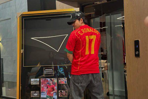 potret Atta Halilintar beli jersey bersejarah Cristiano Ronaldo (instagram.com/attahalilintar)