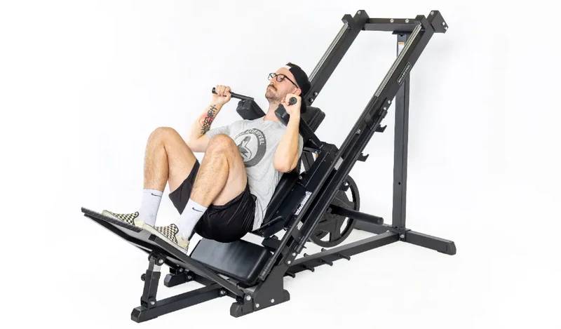 ilustrasi laki-laki sedang latihan dengan hack squat machine (dok/bellsofsteel.us)