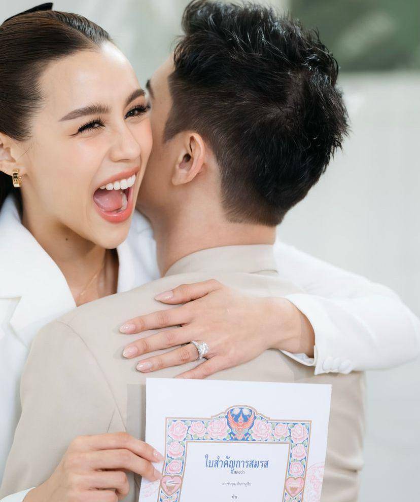 potret bahagia Lily Pantila saat menikah sipil (instagram.com/lilypantila)