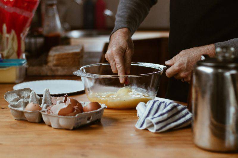 ilustrasi orang membuat brownies (unsplash.com/Sincerely Media)