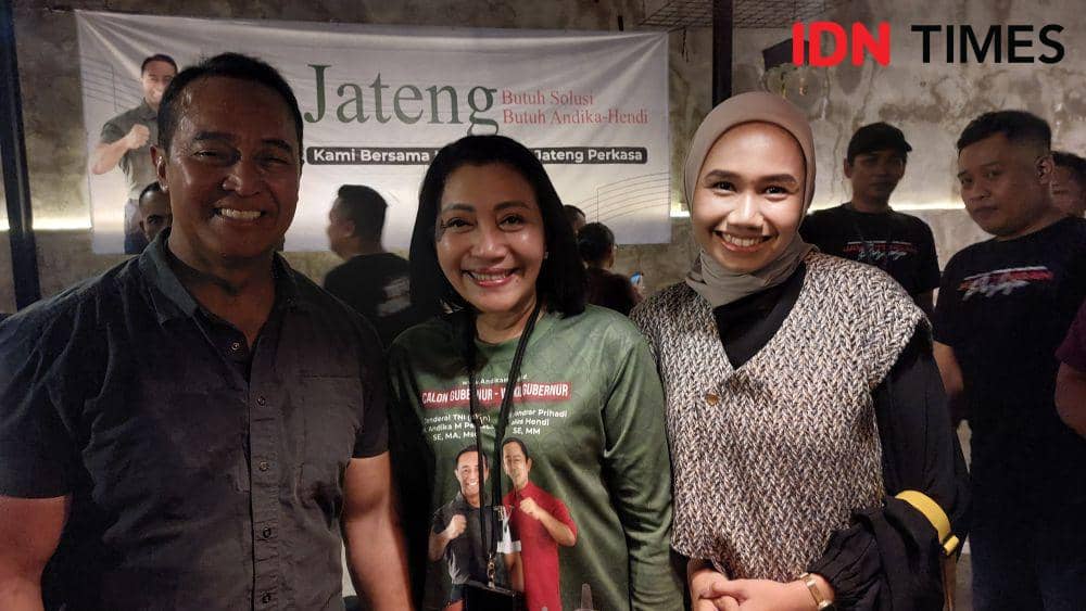 Calon Gubernur Jawa Tengah nomor urut 01, Andika Perkasa bersama istri usai berdiskusi dengan generasi muda di Solo . (IDN Times/Larasati Rey)
