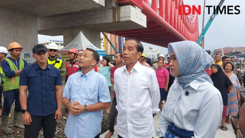 Presiden ke-7 Jokowi melihat proyek simpang joglo bersama paslon Pilkada Solo Respati-Astrid. (IDN Times/Larasati Rey)