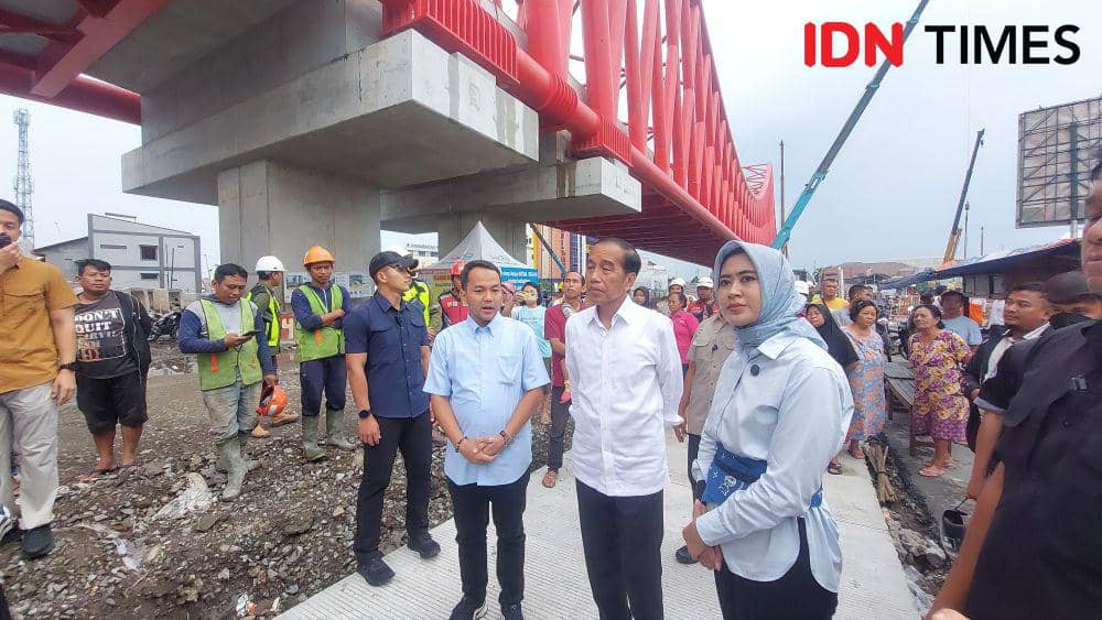 Presiden ke-7 Jokowi melihat proyek simpang joglo bersama paslon Pilkada Solo Respati-Astrid. (IDN Times/Larasati Rey)