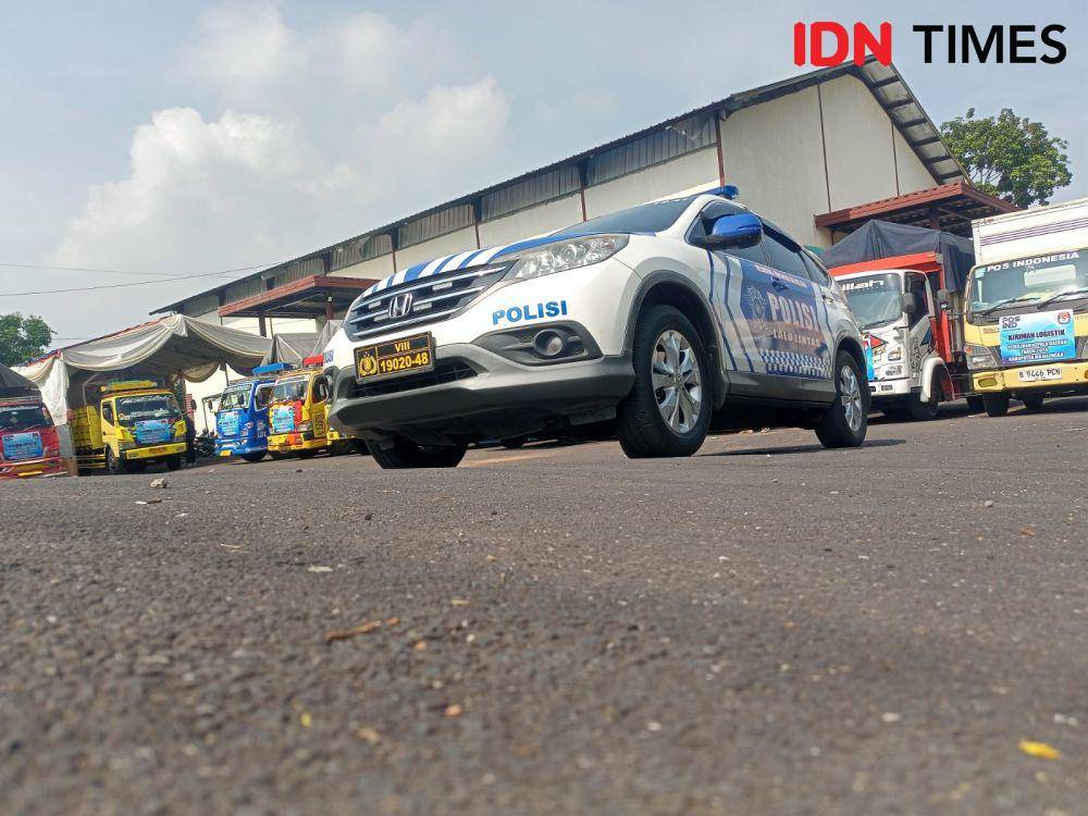 Inin Nastain IDN Times/ Polisi kawal pendistribusian logistik Pilkada