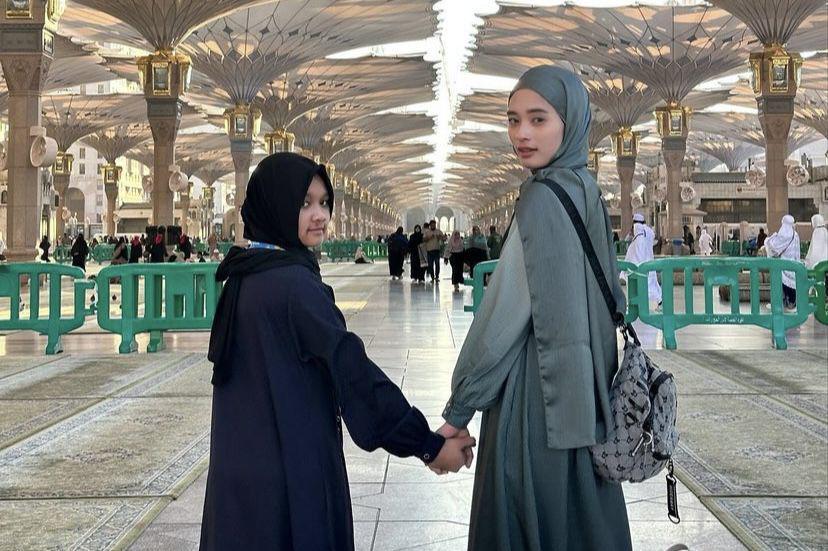 Potret Inara Rusli Umrah Bareng Ketiga Anaknya, Mampir ke Al Ula