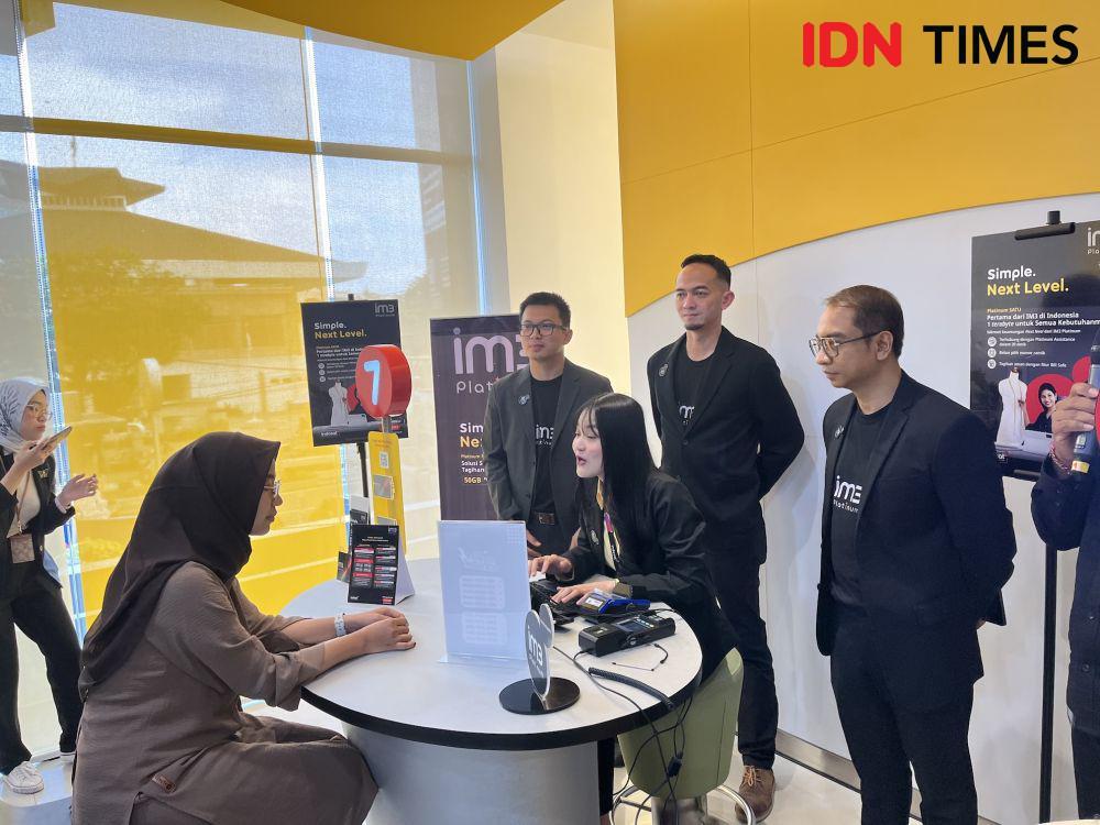Peluncuran layanan pascabayar IM3 Platinum di Gerai IM3 Semarang, Kamis (21/11/2024). (IDN Times/Anggun Puspitoningrum)