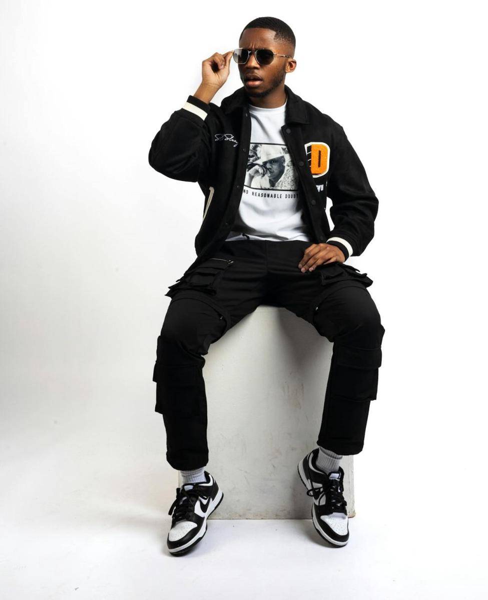 mix and match varsity jacket (pexels.com/Afeez Ajibola Yusuf)