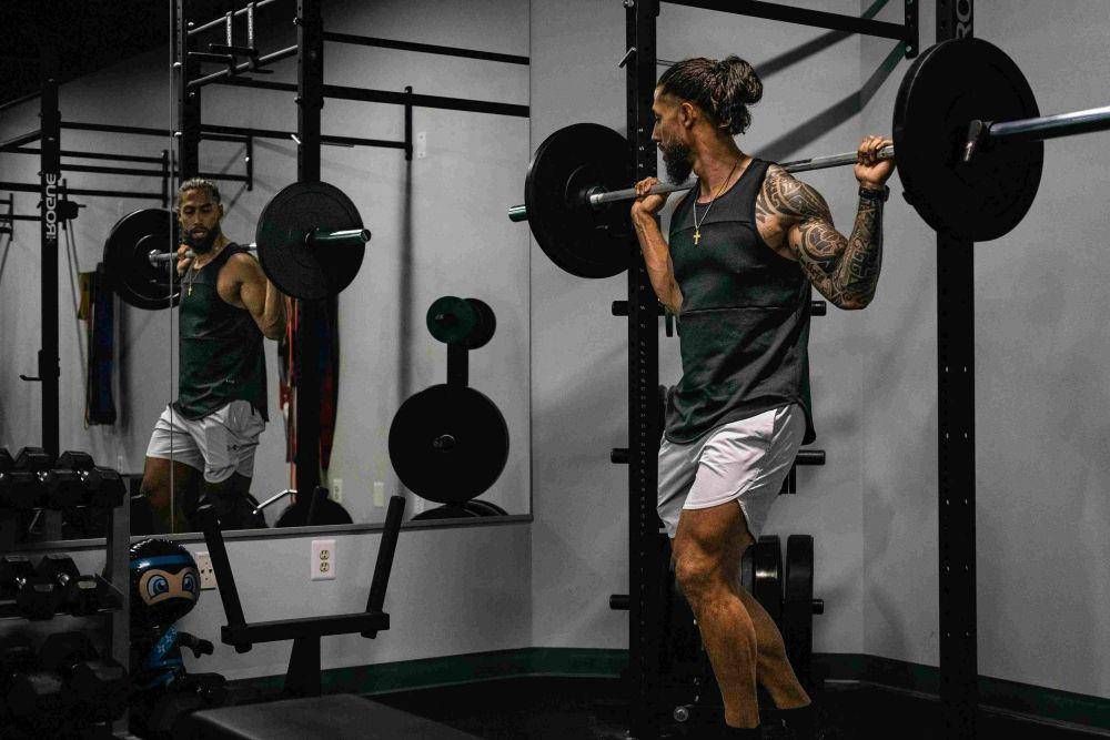 ilustrasi laki-laki latihan dengan squat rack di gym (pexel.com/Connor McManus)