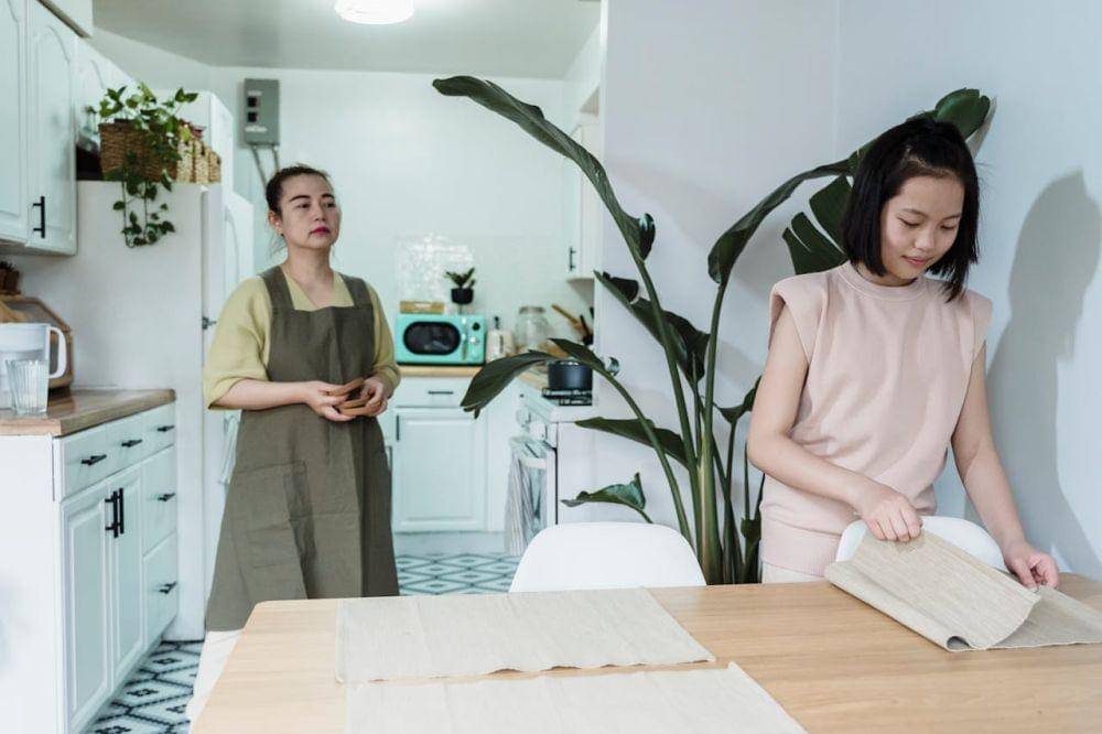 ilustrasi membantu ibu (pexels.com/Annushka Ahuja)