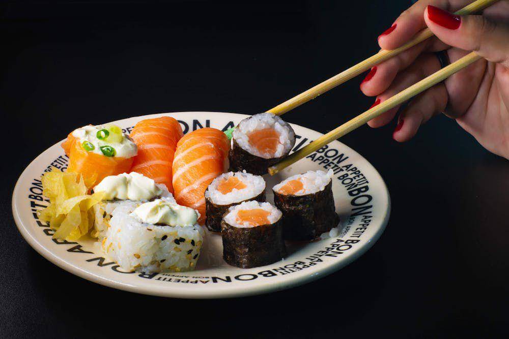 ilustrasi sushi dari sisa sayuran dan ikan (pexels.com/@casalfilmsestudio)